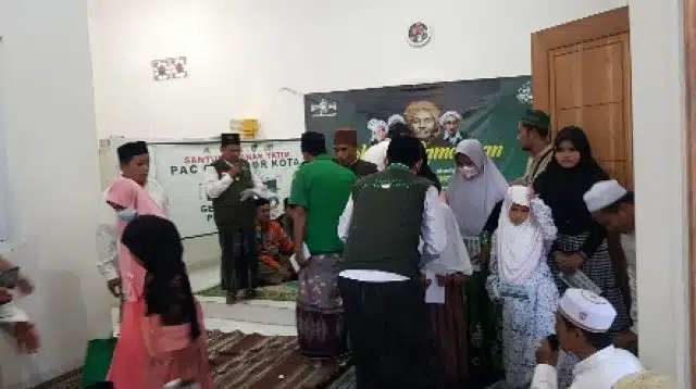 Penyerahan santunan anak yatim oleh PAC Ansor Kota Sumenep.