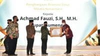 Bupati Fauzi saat menerima penghargaan dari Wakil Presiden RI KH. Ma'ruf Amin.