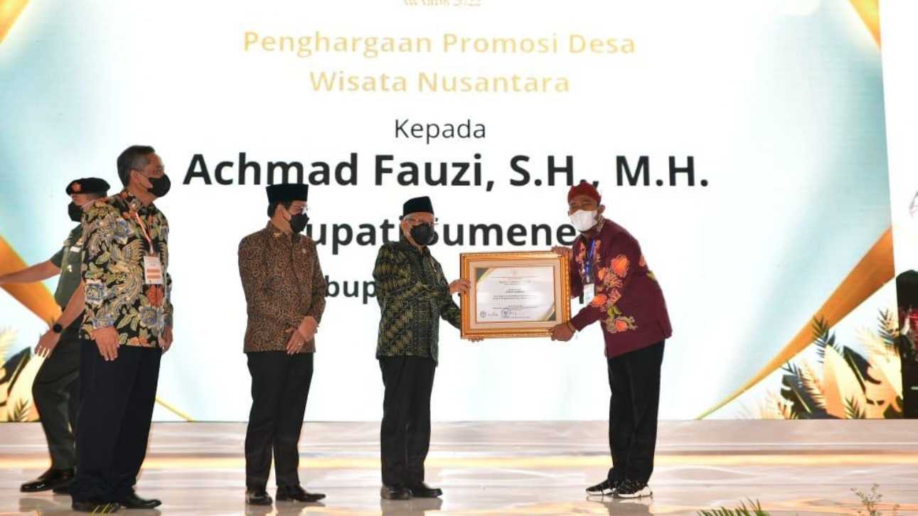 Bupati Fauzi saat menerima penghargaan dari Wakil Presiden RI KH. Ma'ruf Amin.