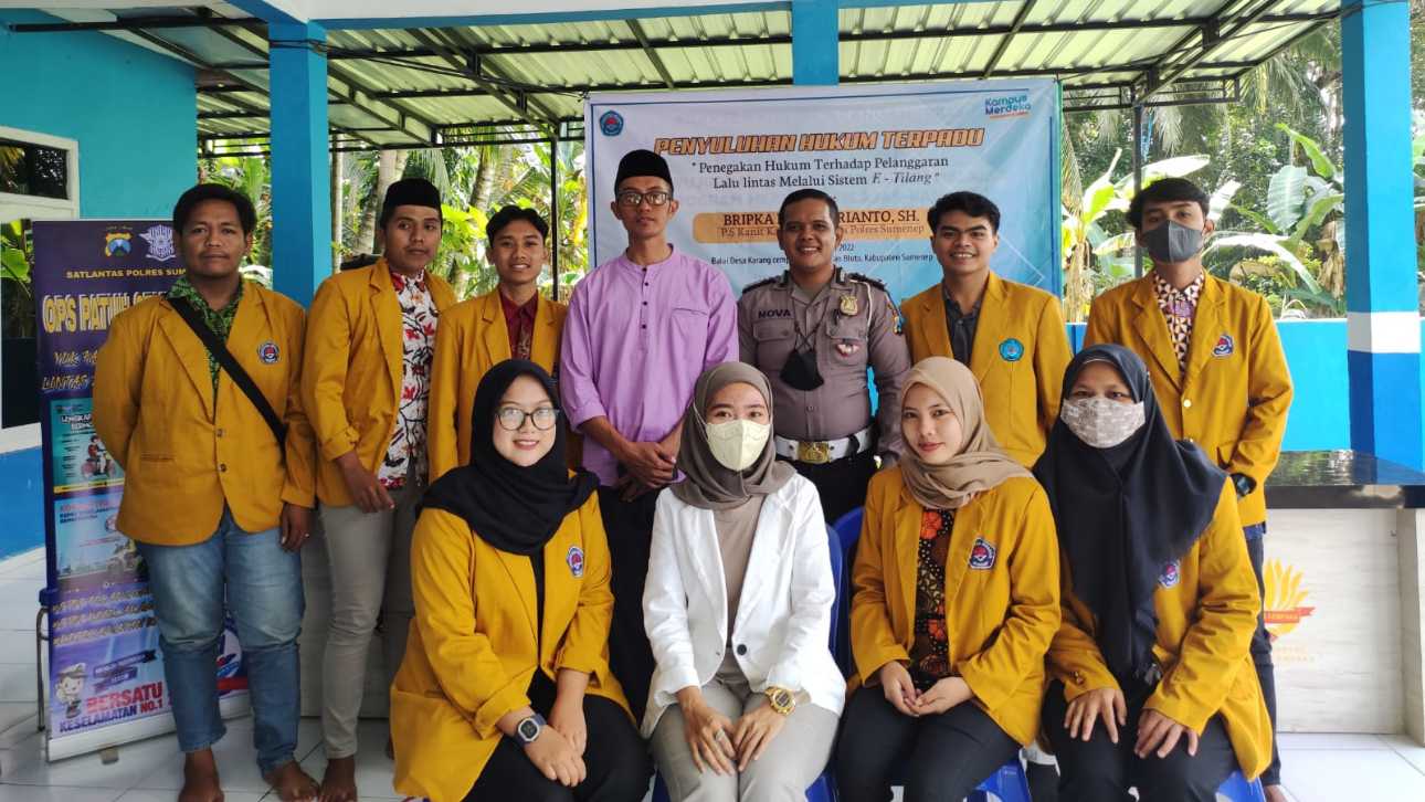 Foto bersama mahasiswa Fakultas Hukum Unija dengan Kades Karang Cempaka dan Perwakilan dari Satlantas Polres Sumenep.