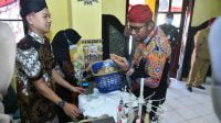 Bupati Sumenep, Achmad Fauzi, berbelanja di Mal UMKM usai diresmikan.