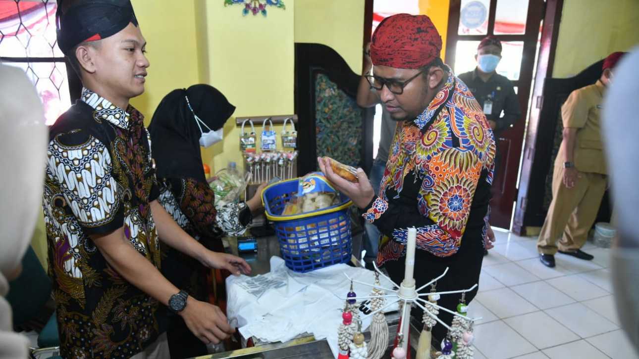Bupati Sumenep, Achmad Fauzi, berbelanja di Mal UMKM usai diresmikan.