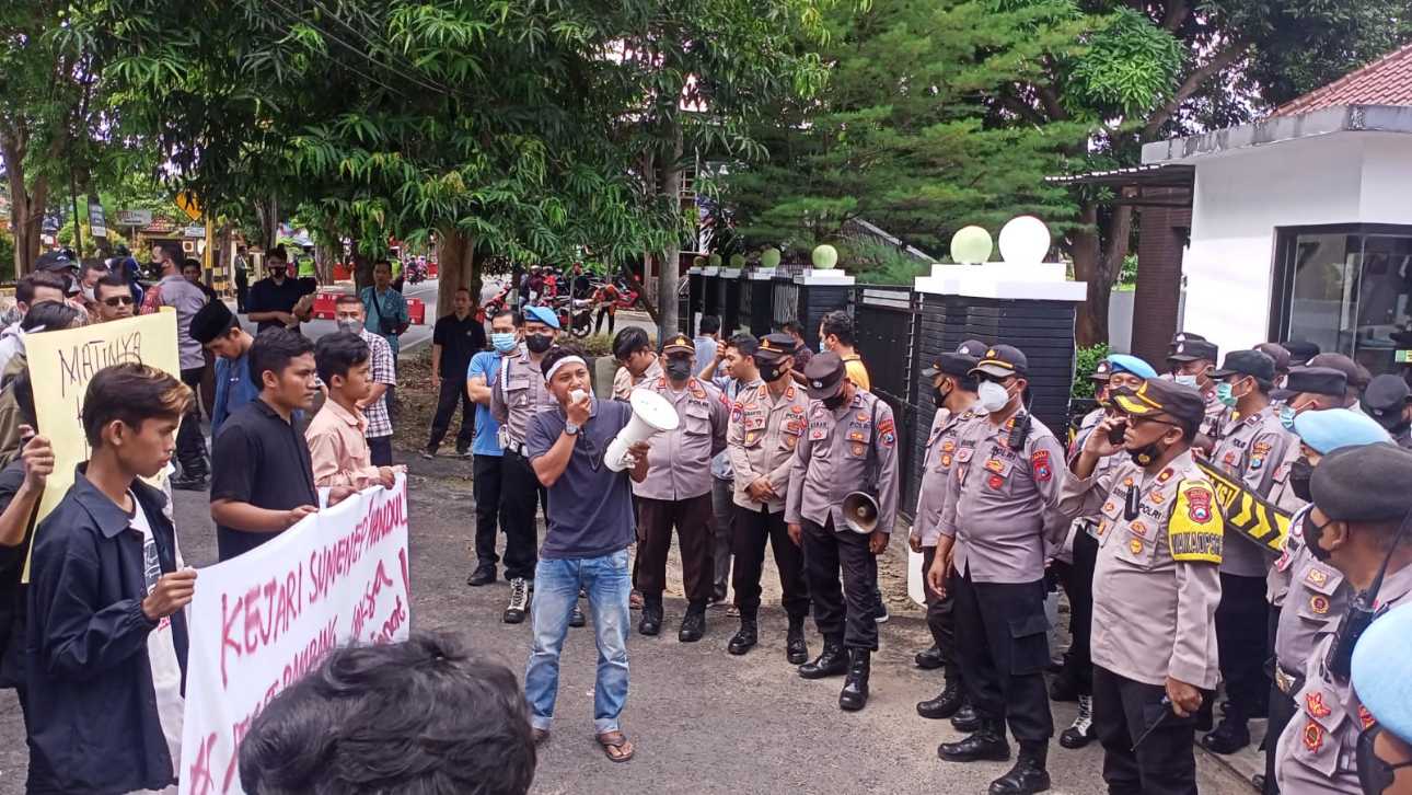 Aktivis BPK saat berorasi di depan kantor Kejari Sumenep, minta dua oknum Jaksa Dipecat.