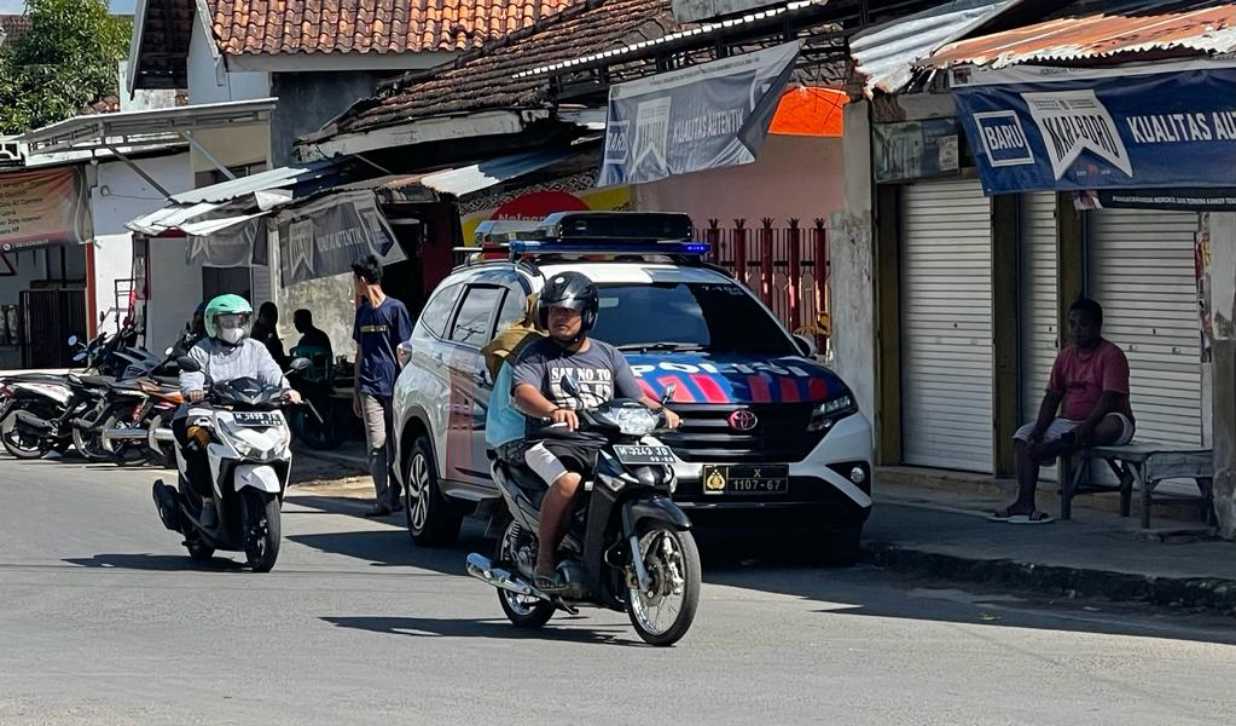 Mobil Incar Satlantas Polres Sumenep saat beroperasi di jalan pedesaan. (Dok. Ist.)