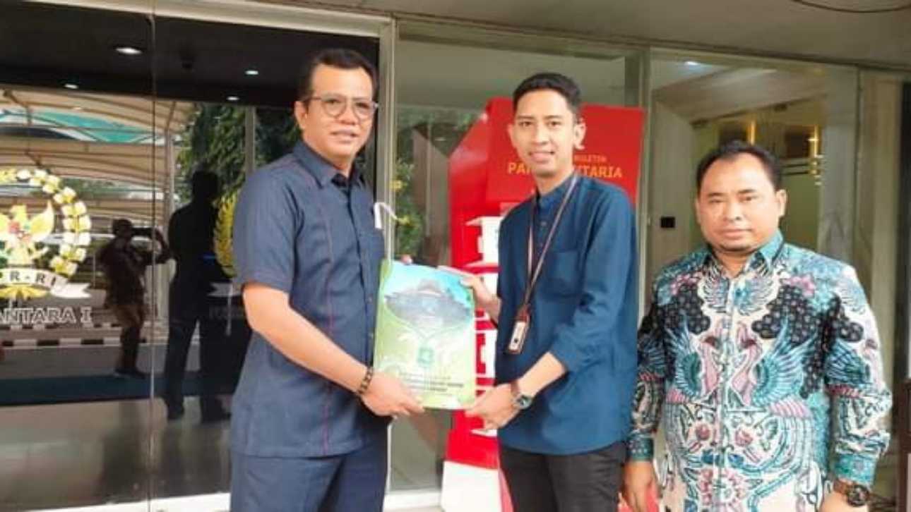 Ketua dan Wakil DPRD Sumenep saat menyampaikan surat tuntutan mahasiswa terkait penolakan draf RKUHP di gedung DPR RI.