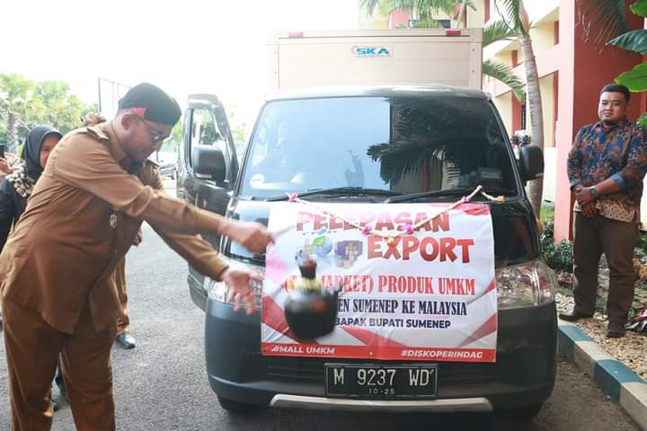 Bupati Sumenep, Achmad Fauzi saat melepas Test Market Perdana Produk UMKM