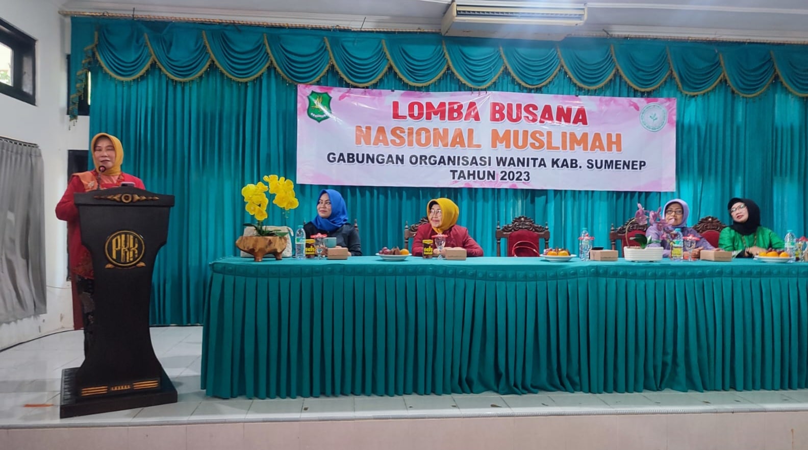 Ketua GOW Sumenep, Chusnul Khotimah saat memberikan sambutan di acara lomba Busana Nasional Muslimah.