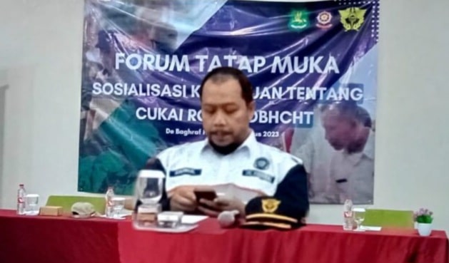 Kepala Seksi Kepatuhan Internal dan Penyuluhan Bea dan Cukai Madura, Zainul Arifin, saat menjadi narasumber pada Sosialisasi Ketentuan Tentang Cukai Rokok DBHCHT 2023.