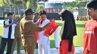 Bupati Fauzi memakaikan jaket kepada atlet secara simbolis yang akan berlaga di Porprov Jatim 2023.