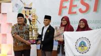 Delegasi PP. Annuqayah Lubangsa saat menerima piala juara umum Festival Sukarabic di UIN Suka Yogyakarta.