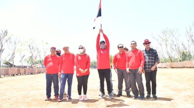 Bupati Fauzi didampingi Forkopimda, Kadisparbud dan Ketua AKD Sumenep, melepas kejuaraan Kerapan Sapi 2023.
