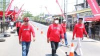 Bupati Fauzi berjalan di lintasan Drag Race Jalan Lingkar Barat, Batuan.