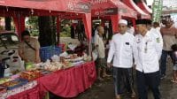 Sekda Sumenep, Edi Rasiyadi mengunjungi stand UMKM bazar takjil ramadan.