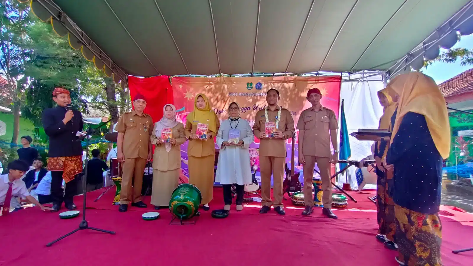 Kepala Disdik Sumenep, Agus Dwi Saputra, saat menghadiri launching buku Lagu Ini Untukmu.