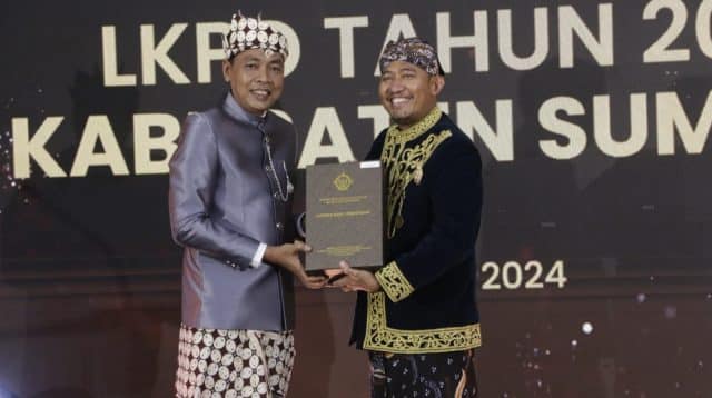Bupati Fauzi saat menerima LKPD tahun anggaran 2023 dari BPK RI Perwakilan Jawa Timur.