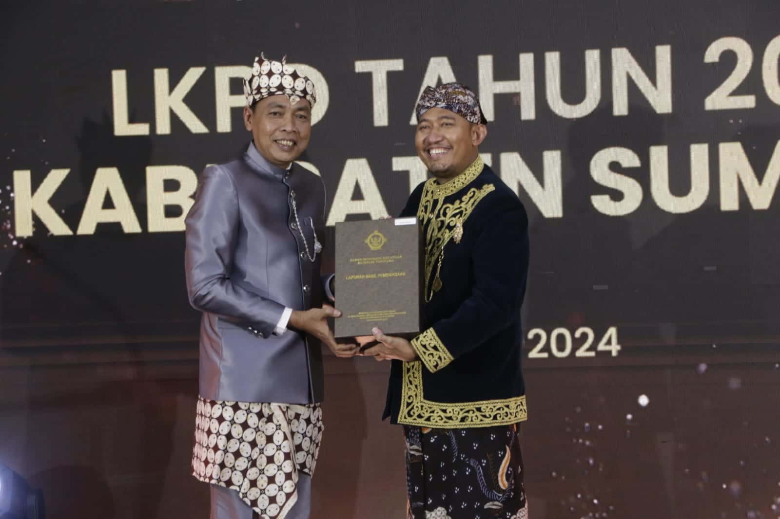 Bupati Fauzi saat menerima LKPD tahun anggaran 2023 dari BPK RI Perwakilan Jawa Timur.