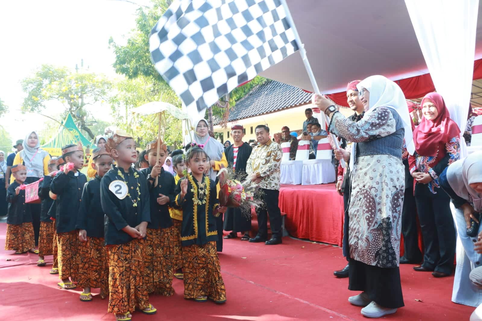 Wabup Sumenep, Dewi Khalifah melepas festival Tan-Pangantanan.