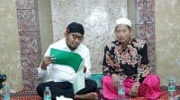 Bupati Sumenep H. Achmad Fauzi Wongsojudo mengecek langsung nama K. Moh. Hairul Fatah guru ngaji di Desa Giring, Manding apakah sudah tercover bansos tahun 2023.