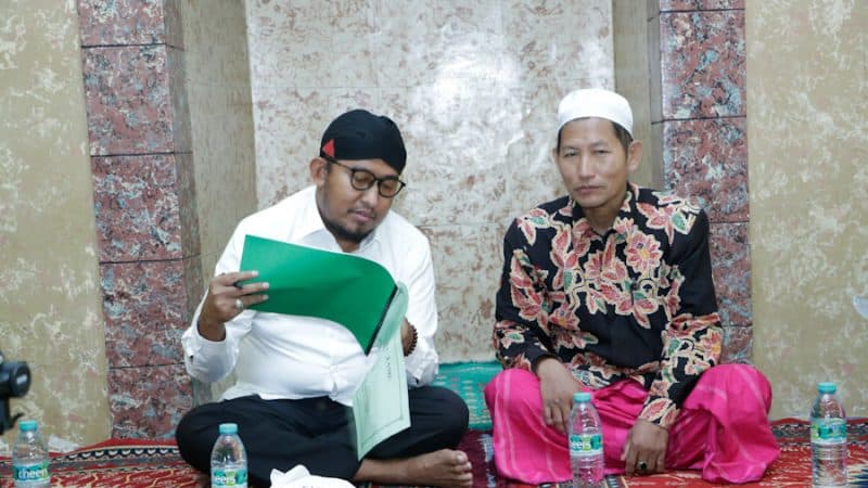 Bupati Sumenep H. Achmad Fauzi Wongsojudo mengecek langsung nama K. Moh. Hairul Fatah guru ngaji di Desa Giring, Manding apakah sudah tercover bansos tahun 2023.