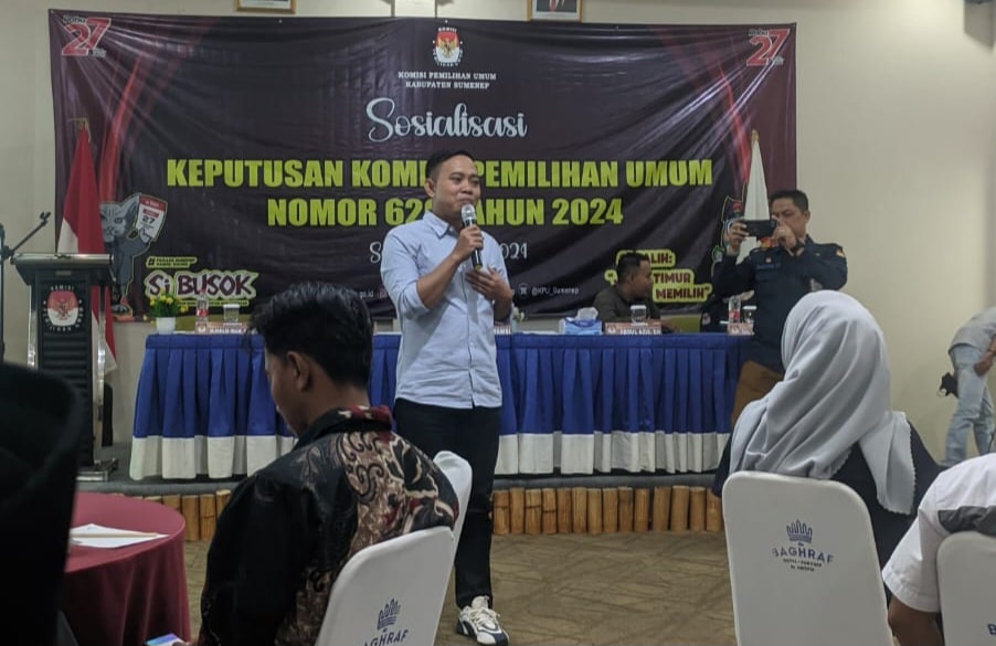 Mukhlis Imam, Komisioner KPU Sumenep, saat mengisi acara Sosialisasi Kpt 620.