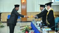 Bupati Sumenep, Achmad Fauzi Wongsojudo, pada sidang terbuka promosi doktor Program Pasca Sarjana Umner Malang.