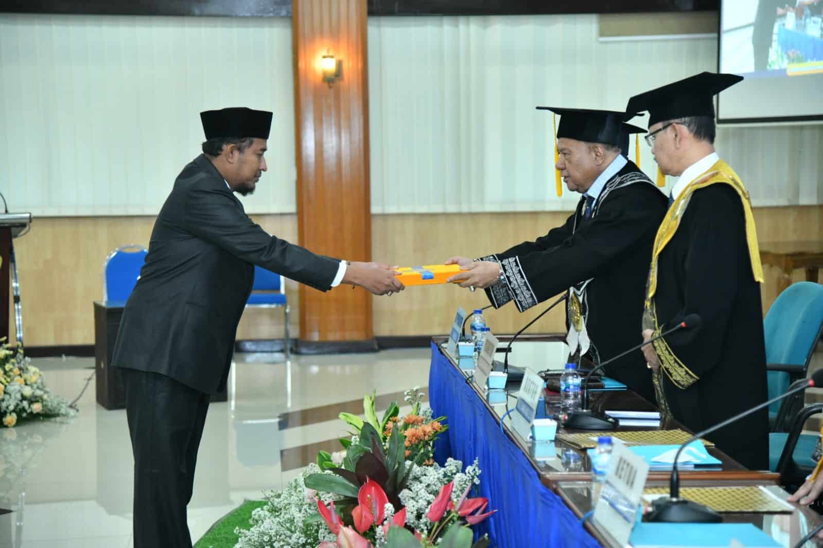 Bupati Sumenep, Achmad Fauzi Wongsojudo, pada sidang terbuka promosi doktor Program Pasca Sarjana Umner Malang.