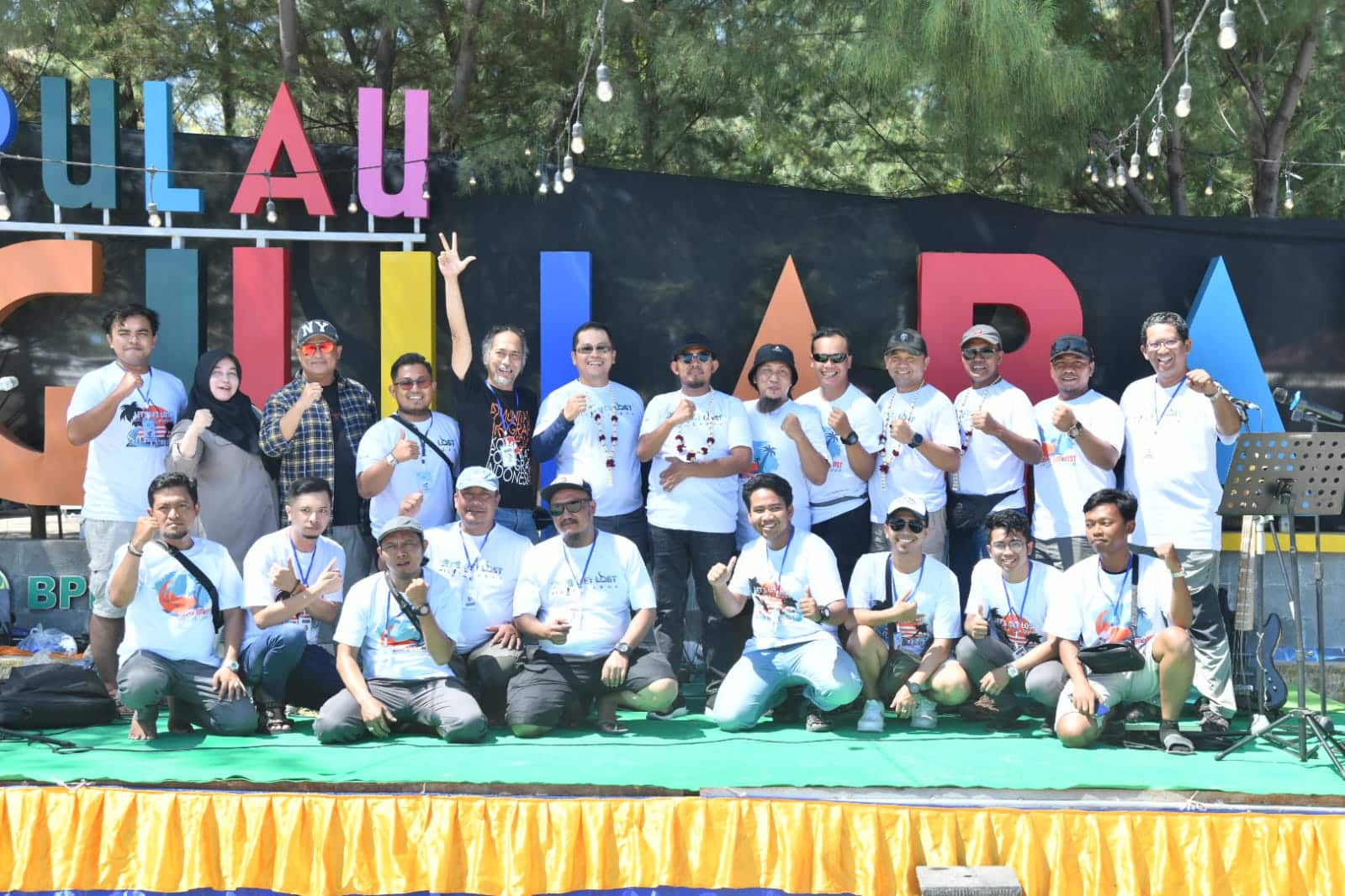 Bupati Sumenep, Achmad Fauzi Wongsojudo, foto bareng KFI di pulau Gili Labak.