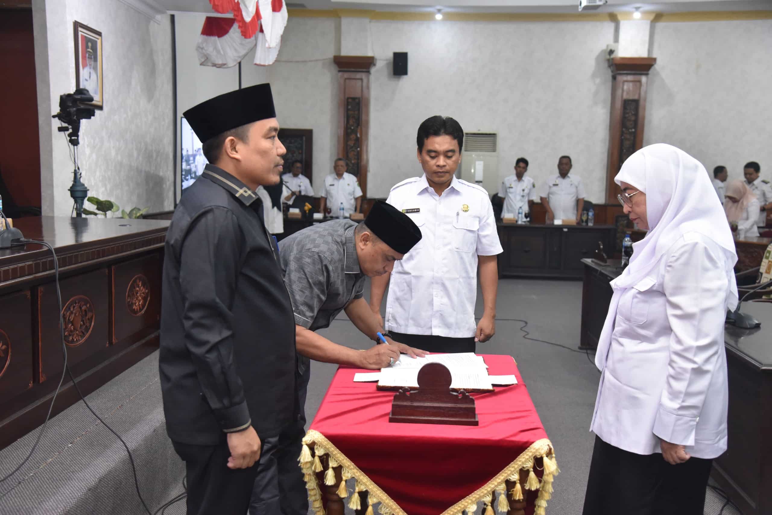 Penandatanganan persetujuan bersama Perda RPJPD antara Bupati Sumenep dengan DPRD Sumenep.