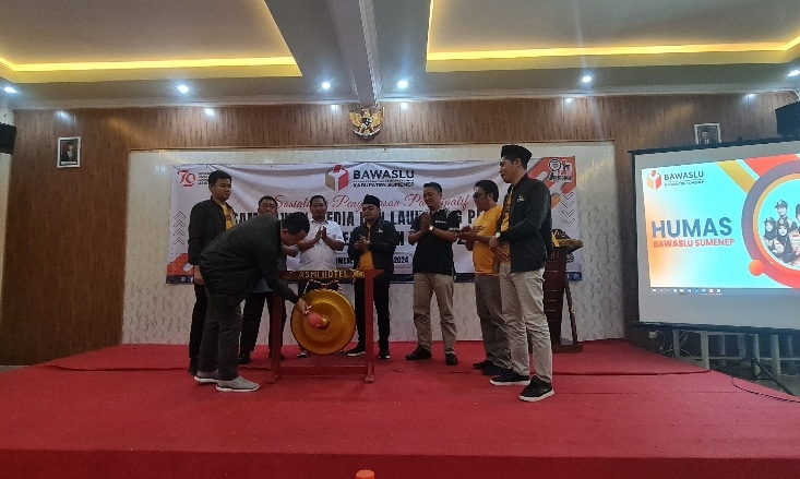 Ketua Bawaslu Sumenep, Achmad Zubaidi, saat membuka launching pemetaan kerawanan pemilihan 2024.