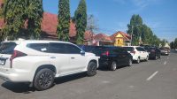 Deretan mobil mewah terparkir di lokasi pelantikan DPRD Sumenep.