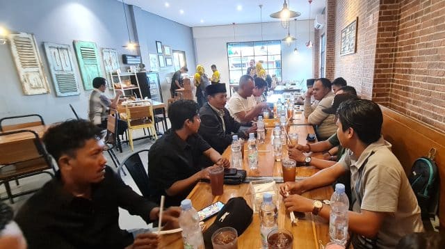 Agus Hariyanto, Anggota DPRD Sumenep Fraksi Gerindra saat berdiskusi santai bersama Pemuda KarPas.