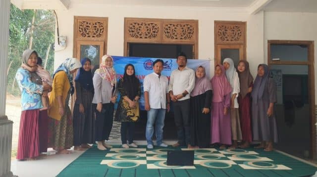 Foto bersama. Dosen Universitas Wiraraja, Moh. Kurdi pada acara pengabdian kepada masyarakat mendorong produktivitas pelaku usaha bawang merah goreng.