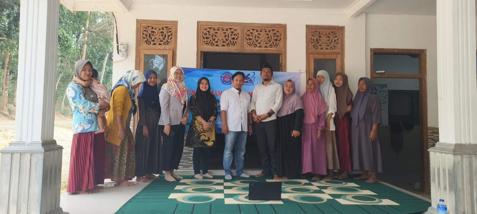 Foto bersama. Dosen Universitas Wiraraja, Moh. Kurdi pada acara pengabdian kepada masyarakat mendorong produktivitas pelaku usaha bawang merah goreng.