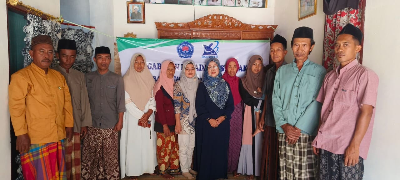 Tim dosen Unija Sumenep saat foto bersama kelompok tani Sekar Wangi pada acara Edukasi Agribisnis dan Teknologi.