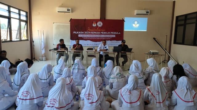 Komisioner KPU Sumenep, Malik Mustofa memberikan sambutan di acara sosialisasi pilkada 2024 dihadapan siswa SMK kesehatan.