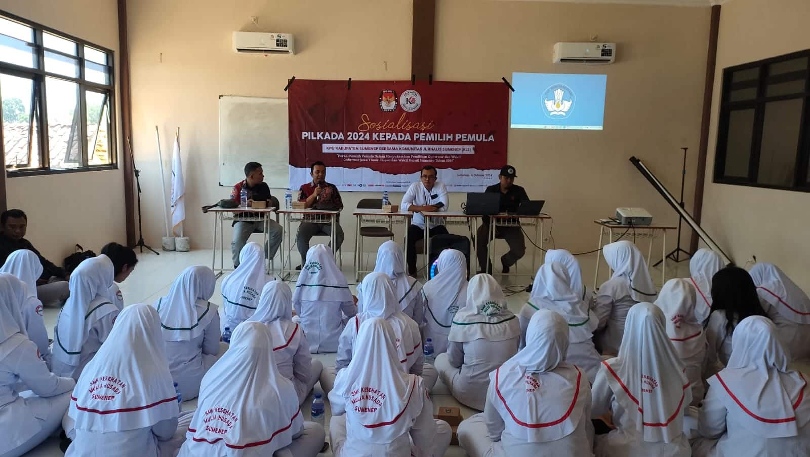 Komisioner KPU Sumenep, Malik Mustofa memberikan sambutan di acara sosialisasi pilkada 2024 dihadapan siswa SMK kesehatan.