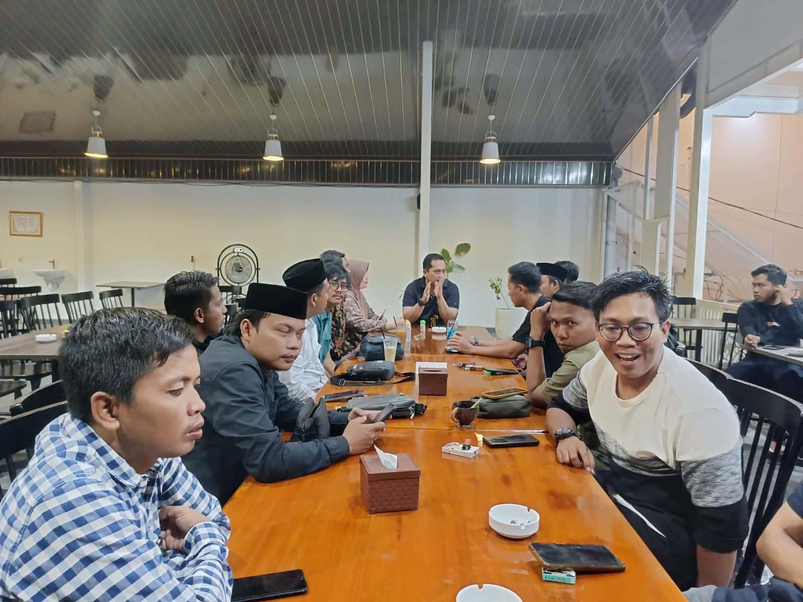 Suasana ngopi bareng Kapolres Sumenep dan DPC PWRI Sumenep.