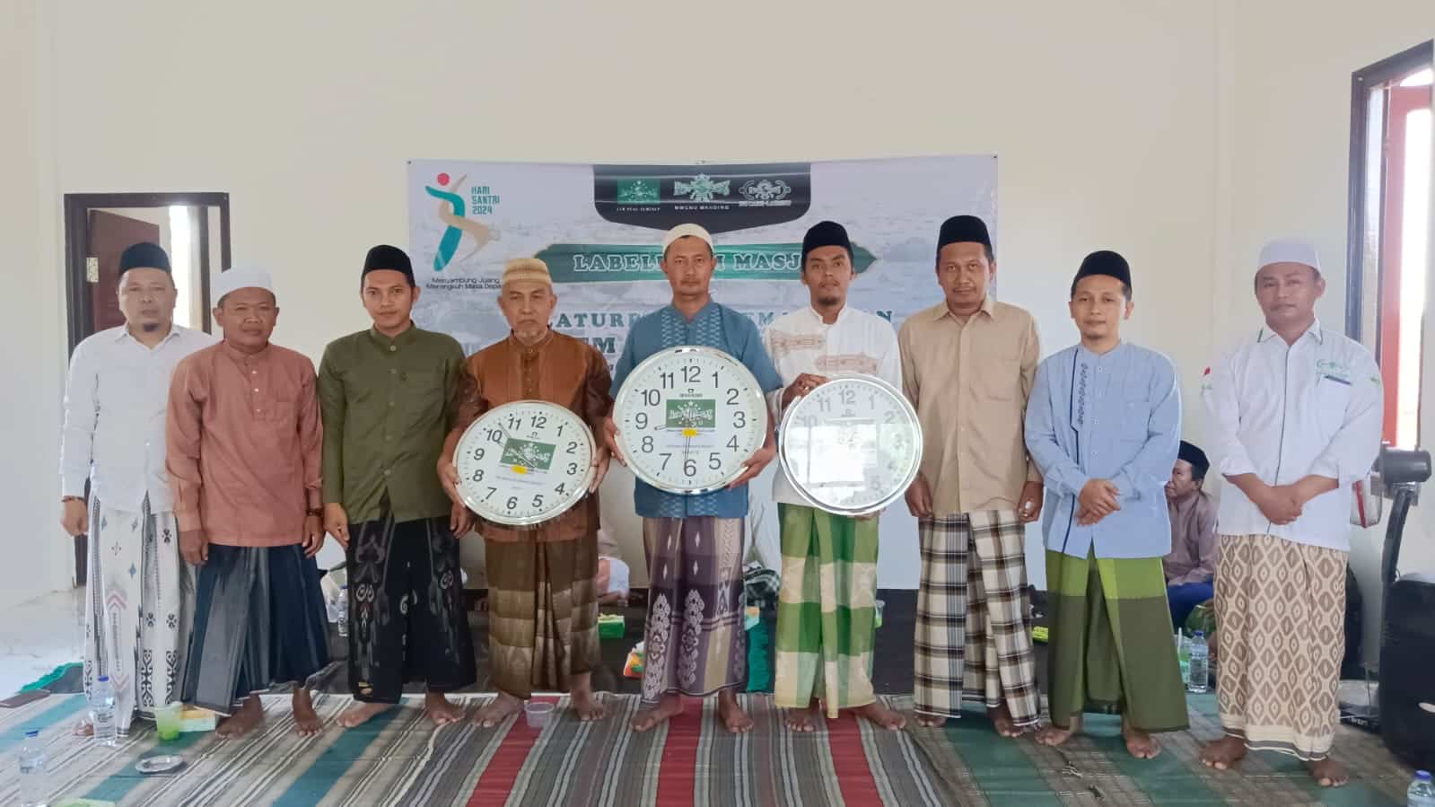 Pemberian jam dinding berlogo NU pada sejumlah masjid.