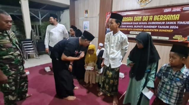 Abd. Aziz, Komisioner KPU Sumenep saat menyantuni anak yatim pada kegiatan Istigosah PPK Kota Sumenep.