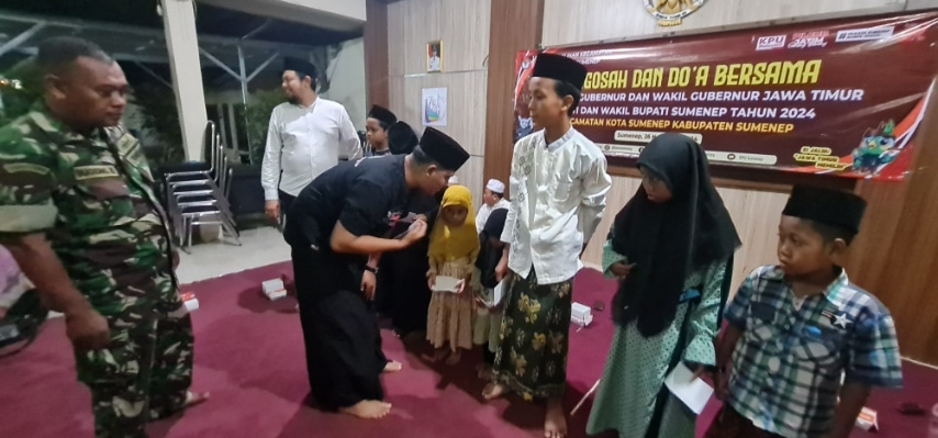 Abd. Aziz, Komisioner KPU Sumenep saat menyantuni anak yatim pada kegiatan Istigosah PPK Kota Sumenep.