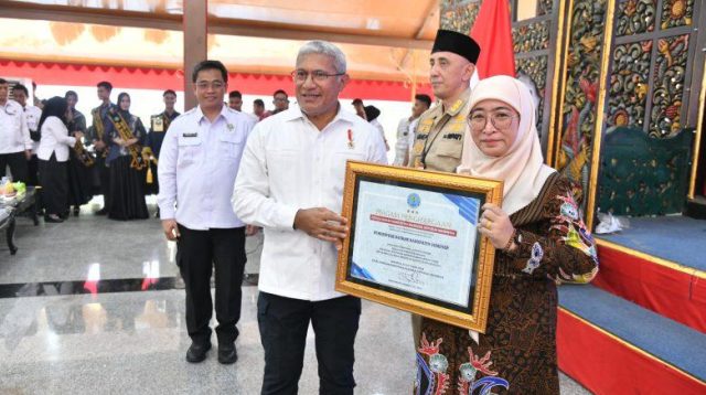 Penyerahan penghargaan IBM dari BNN RI untuk Sumenep.