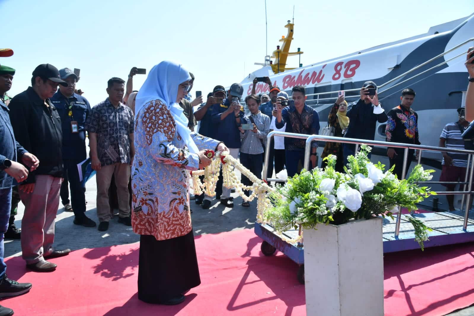 Prosesi peluncuran Kapal Expres Bahari untuk masyarakat kepulauan.