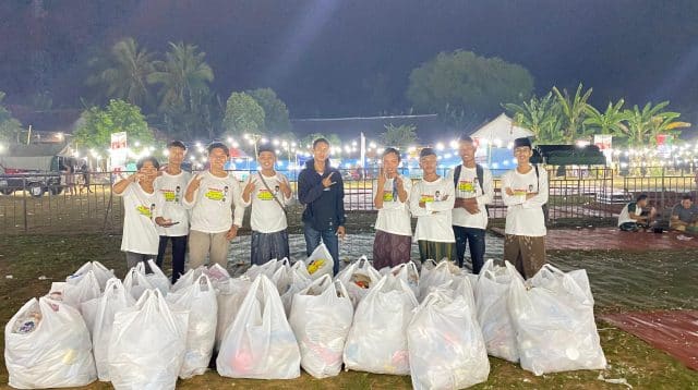 Tim Relawan Semut Putih Santri Milenial gerak cepat membersihkan sampah.