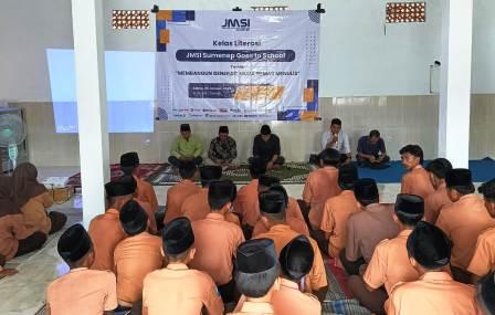 Suasana Pelatihan Jurnalistik oleh JMSI Sumenep di Yayasan Al-Ittihad, Desa Lembung Timur, Kecamatan Lenteng.