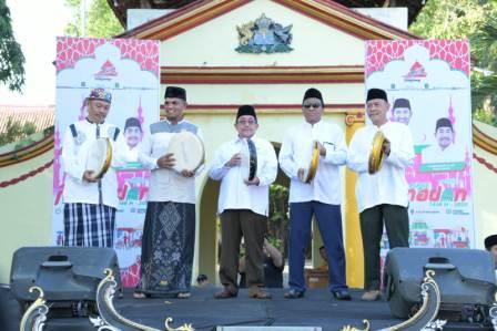 Wakil Bupati Sumenep, KH Imam Hasyim bersama jajaran Forkopimda membuka Bazar Takjil Ramadan 1446 H.