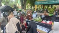 Sejumlah warga belanja di stand pasar murah Pemkab Sumenep.