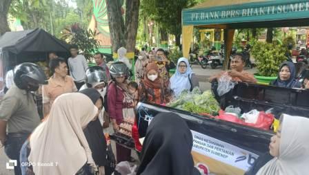 Sejumlah warga belanja di stand pasar murah Pemkab Sumenep.