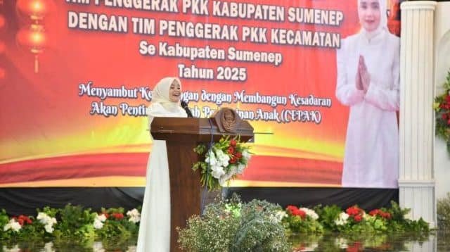 Ketua TP PKK Sumenep, Nia Kurnia Fauzi saat memberikan sambutan di acara silaturahim PKK Kabupaten dengan PKK Kecamatan.