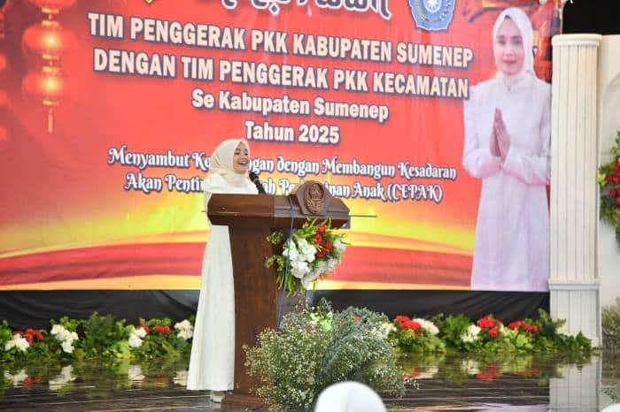 Ketua TP PKK Sumenep, Nia Kurnia Fauzi saat memberikan sambutan di acara silaturahim PKK Kabupaten dengan PKK Kecamatan.