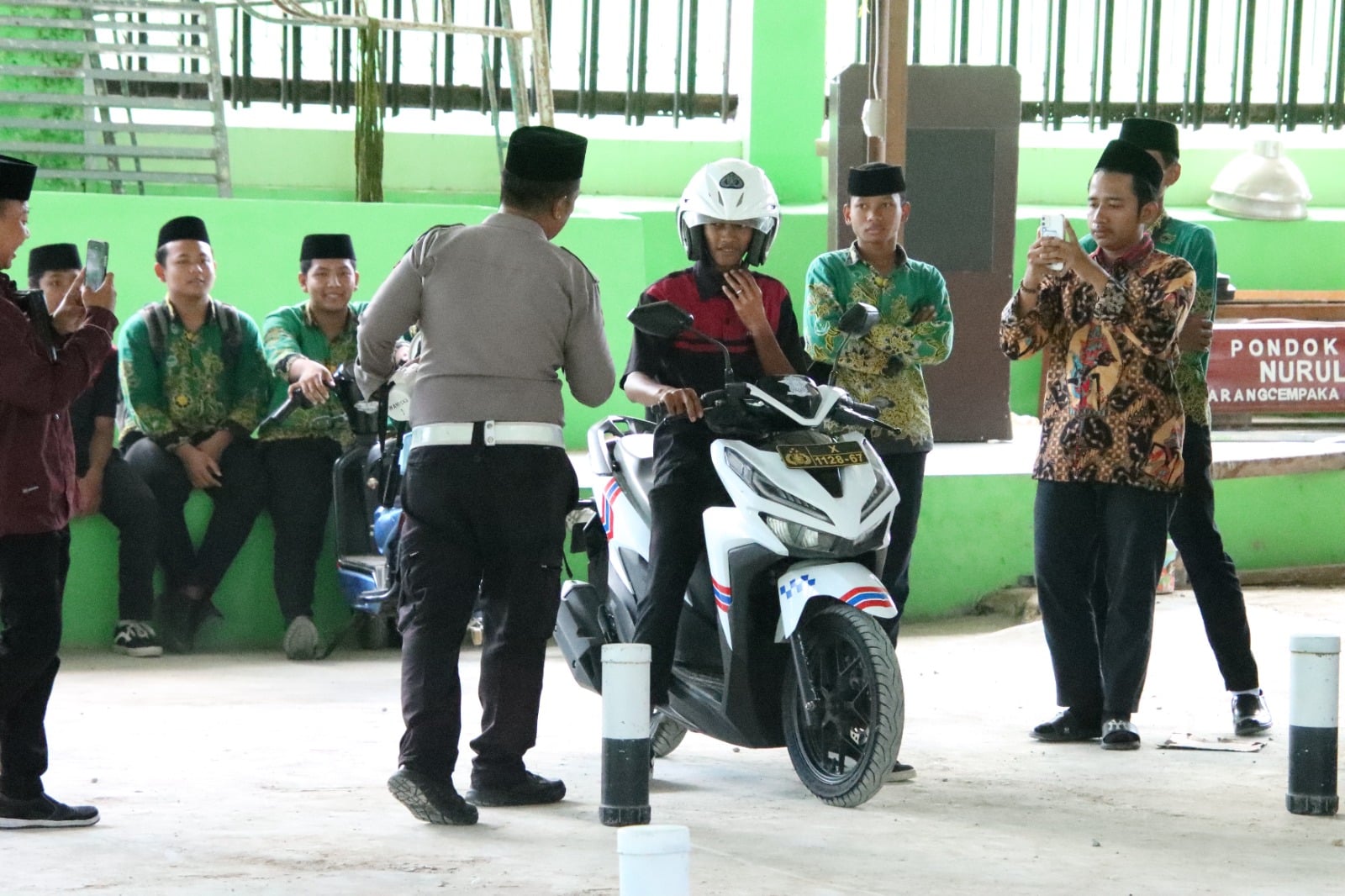 Coaching Clinic Road Safety oleh Satlantas Polres Sumenep di Ponpes Nurul Islam Bluto.